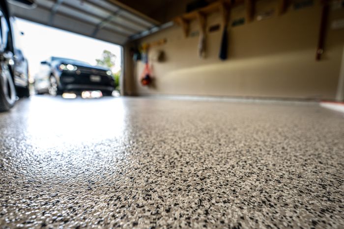 Les experts d'Epoxy Trois-Rivieres donnent des conseils sur le choix du type de plancher pour garage